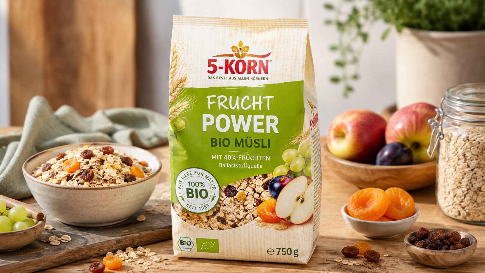 5-Korn Frucht Power BIO Müsli organic fruit muesli with oats and dried fruits, displayed on a rustic breakfast table with fresh apples and healthy breakfast ingredients.